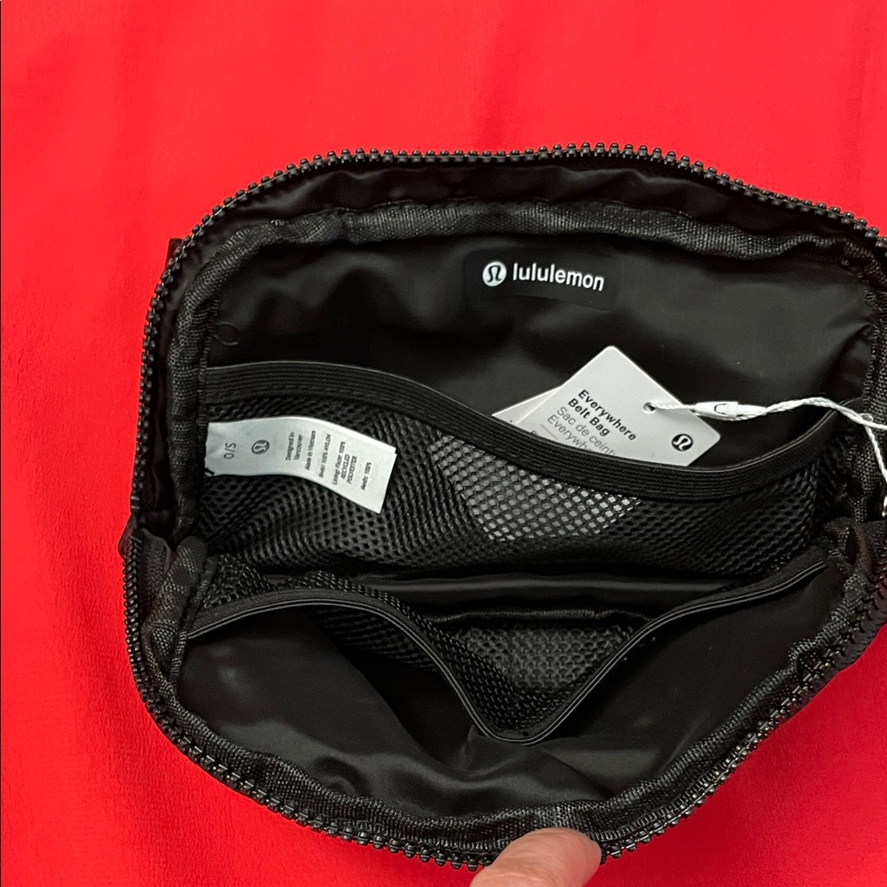 lululemon- Everywhere Belt/Crossbody Bag - Picture 7 of 8